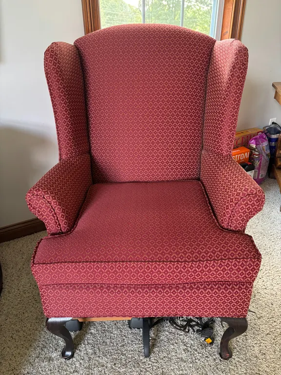 Queen Anne Style Upholstered Chair 32"W x 34"L x 43.5"H)