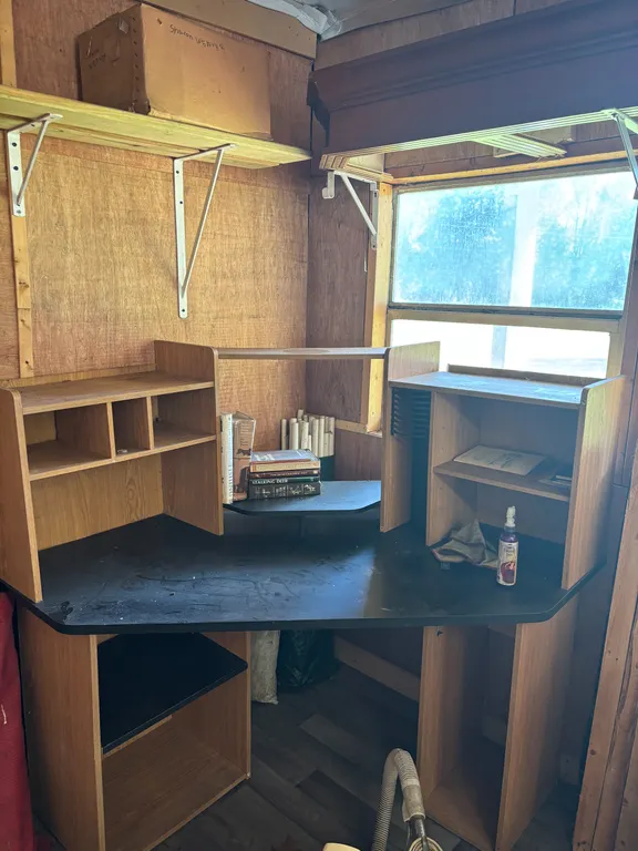 Corner desk (71"L x 29"W x 56"H)