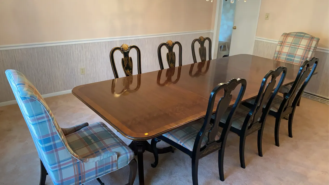 Drexel Heritage furnishings Dining Table with 8 matching Chairs