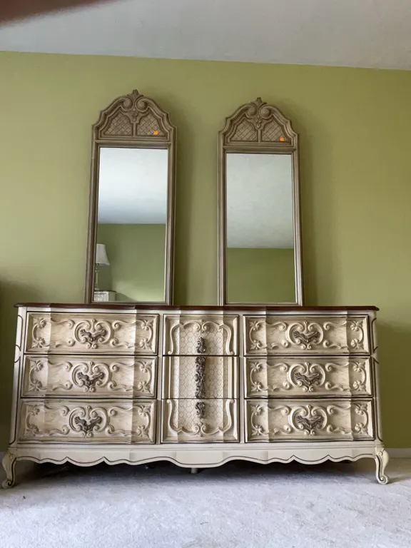 Vintage Bassett Furniture Ornate French 9 Drawer Dresser with 2 Mirrors