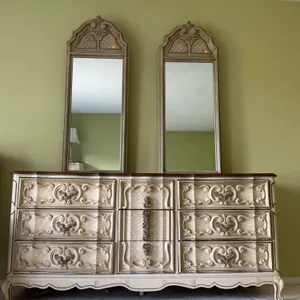Vintage Bassett Furniture Ornate French 9 Drawer Dresser with 2 Mirrors