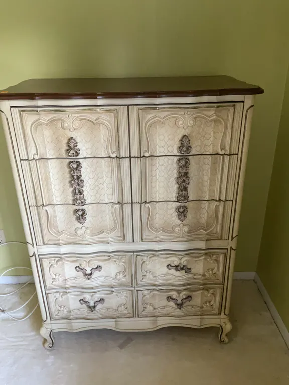 Vintage Bassett Furniture Ornate French 5 Drawer Chest Of Drawers