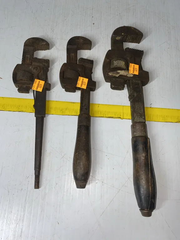 Pipe wrenches