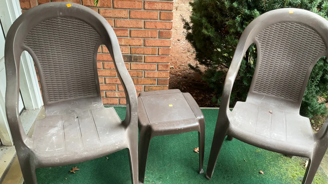 4 Resin Chairs, 2 Resin Side Tables