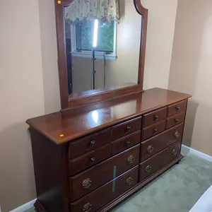 Broy Hill dresser with mirror ￼