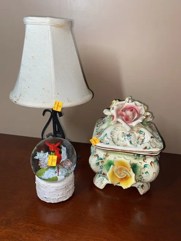 Cardinal musical snow globe, Small desk lamp, ceramic floral jar