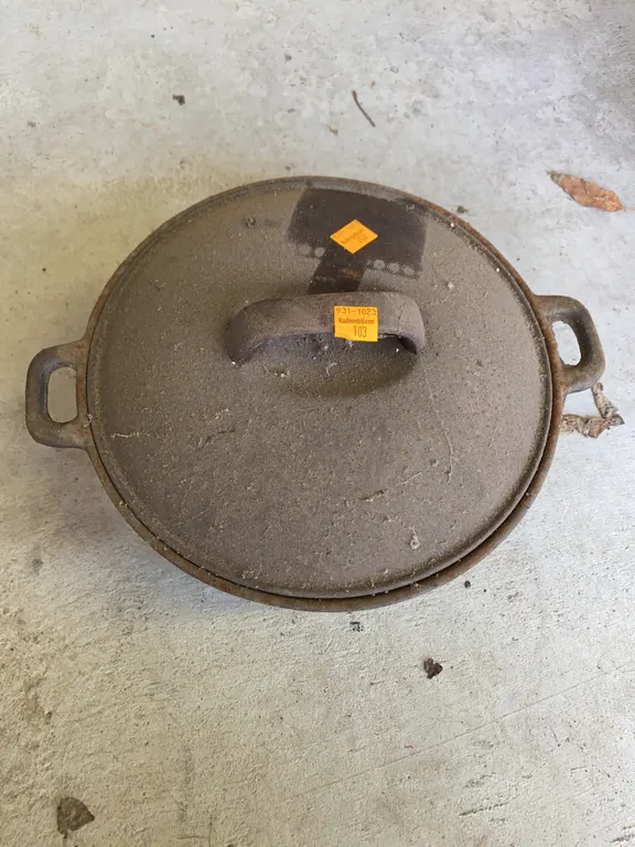 Cast iron Dutch Oven