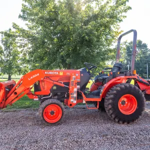 KUBOTA B2650 TRACTOR WITH BUCKET - 55 HOURS