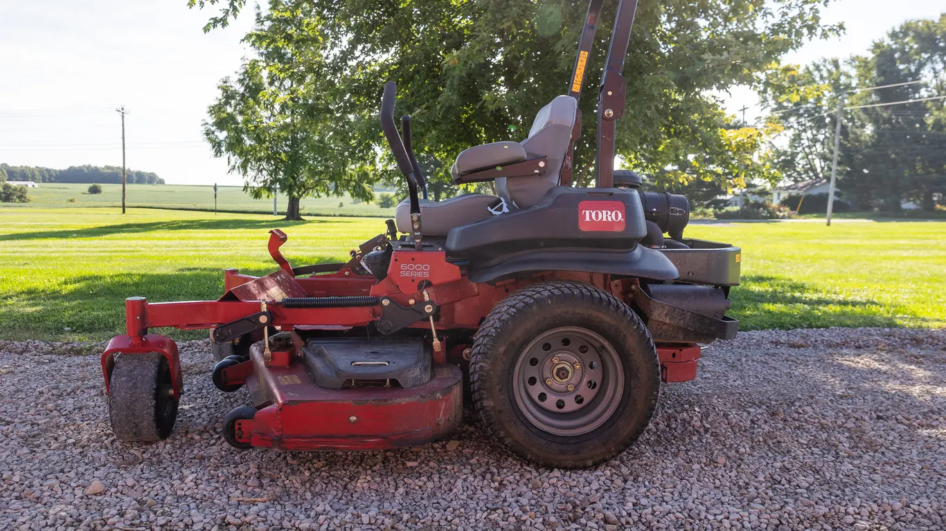 TORO 6000 SERIES ZERO TURN LAWN MOWER - 571 HOURS