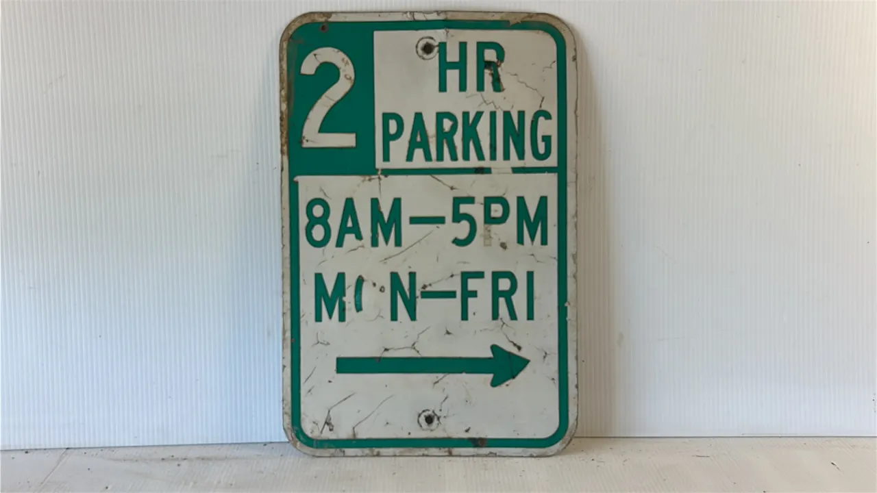 Vintage 2 HR Parking Sign, Green and White