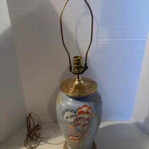 28� POTTERY TABLE LAMP WITH FLOWERS