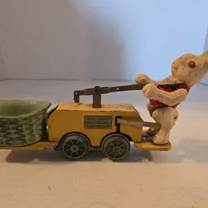 ANTIQUE LIONEL PETER RABBIT CHICK MOBILE WINDUP HAND CAR WITH KEY. WORKS