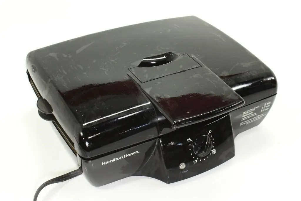 HAMILTON BEACH 25360 INDOOR GRILL NEEDS CLEANING