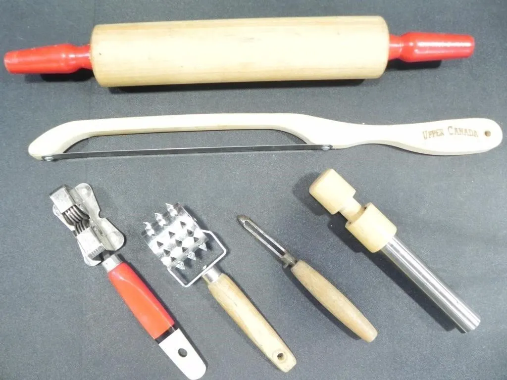 ASSORTED KITCHEN UTENSILS