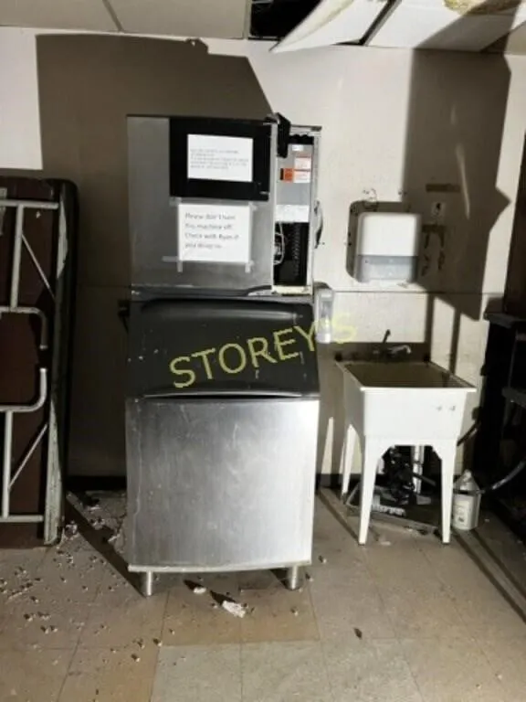 Manitowac ~850lbs Ice Machine w/ Bin