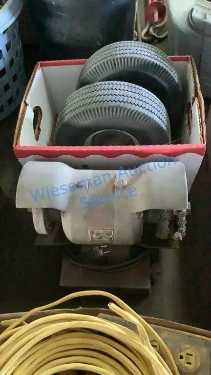 BLACK AND DECKER 6in BENCH GRINDER AND WHEELS
