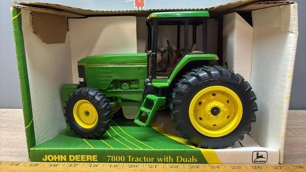 1:16 ERTL John Deere 7800 Tractor.