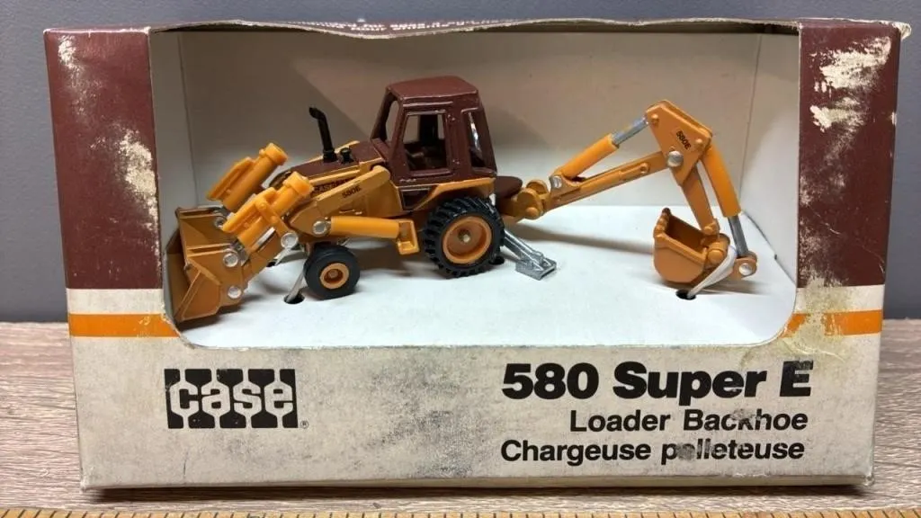 ERTL 1:64 CASE 580 Super E Loader Backhoe. Box