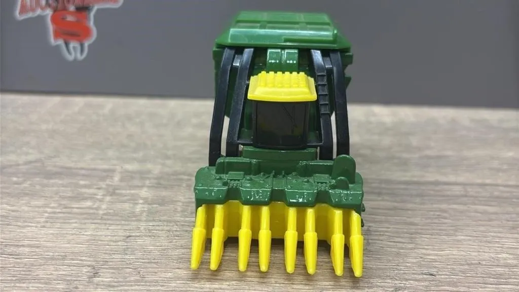 1:64 ERTL John Deere Die Cast Cotton Picker.