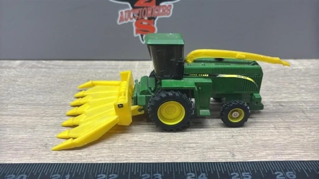 1:64 ERTL John Deere Die Cast 6910 Harvester.