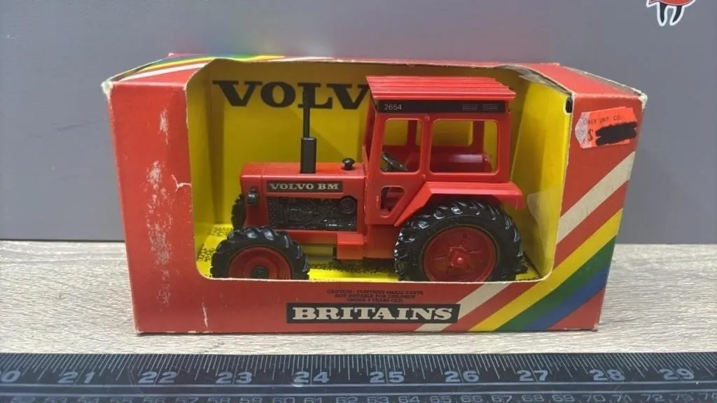 1:32 Britains 2654 Volvo Tractor Metal/Plastic