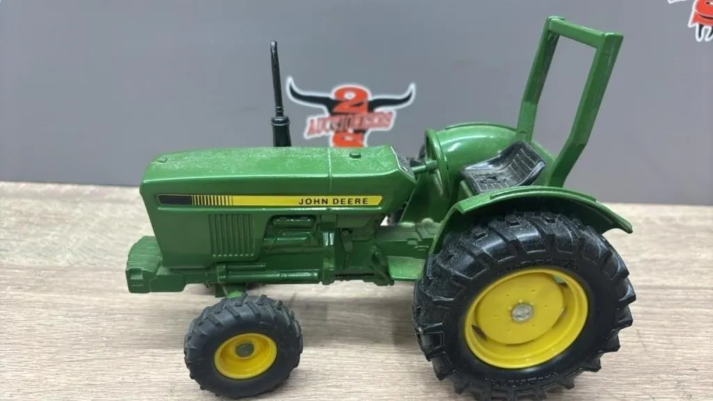 1:16 ERTL John Deere Die Cast Tractor.