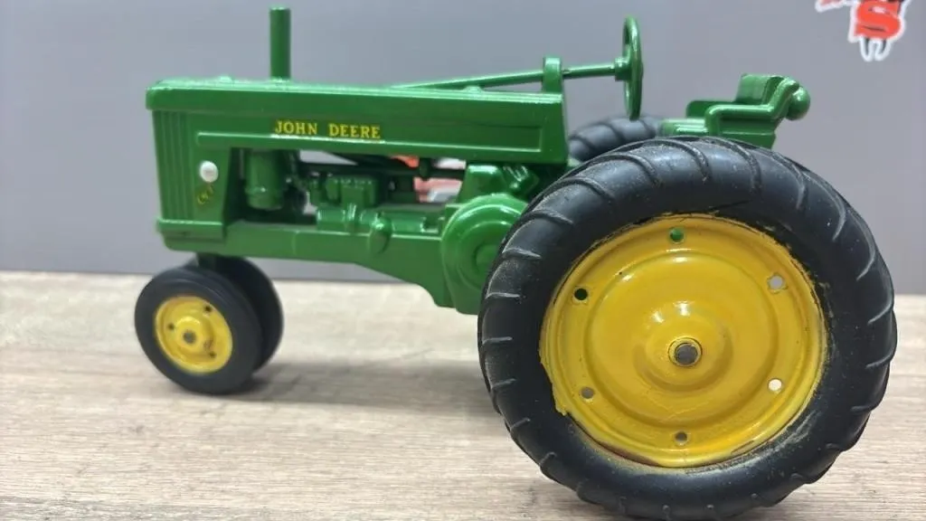 1:16 John Deere 60 Die Cast Tractor.