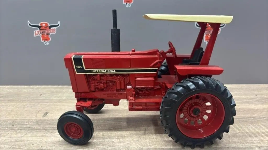 1:16 ERTL International 1066 Die Cast Tractor.