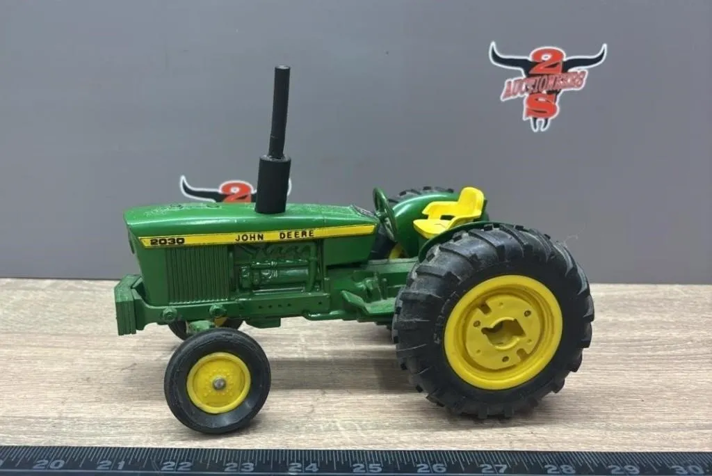 1:16 ERTL John Deere 2030 Die Cast Tractor.