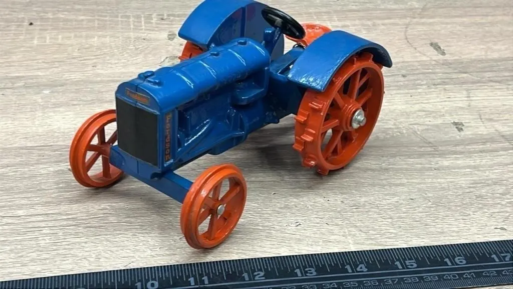 1:16 ERTL Fordson Skeleton Tractor
