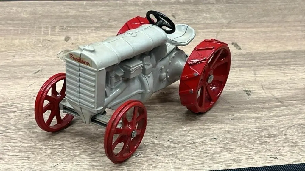 1:16 ERTL Fordson Skeleton Tractor