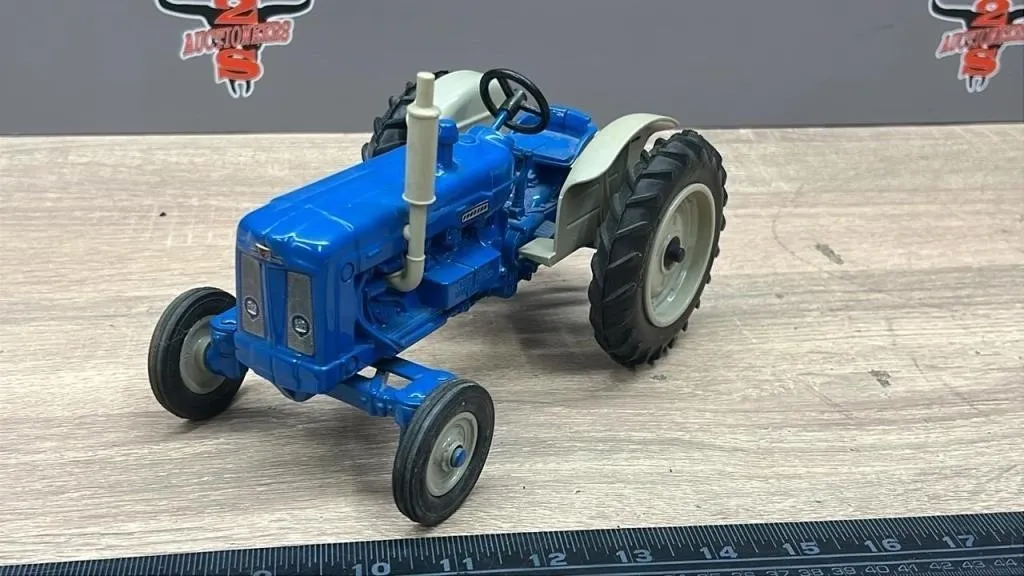 1:16 ERTL PetSmart Special Fordson Tractor
