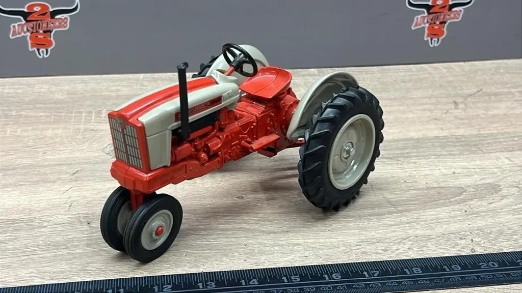 1:16 ERTL 1987 Special Edition Ford 901 Tractor