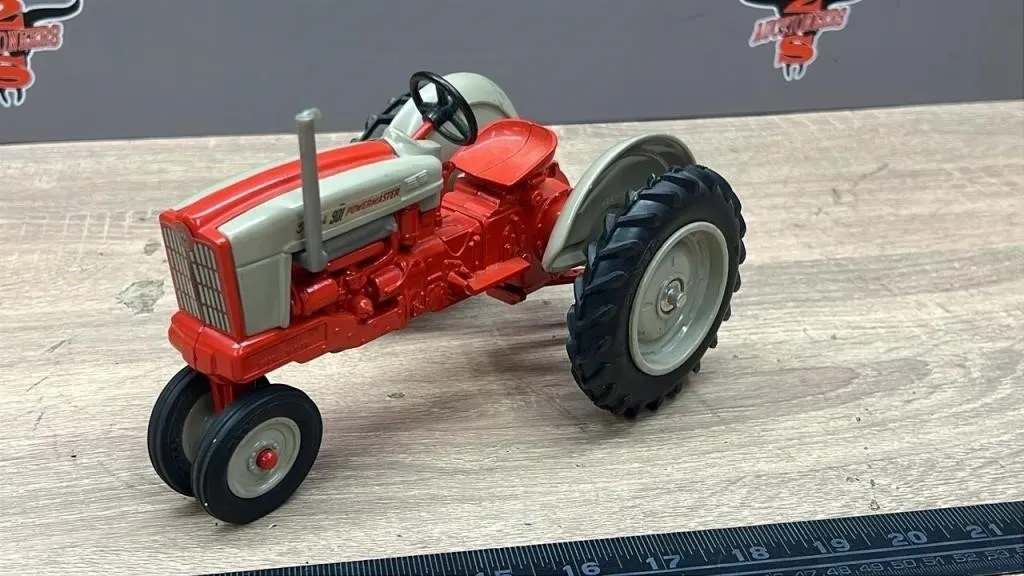1:16 ERTL 1987 Special Edition Ford 901 Tractor