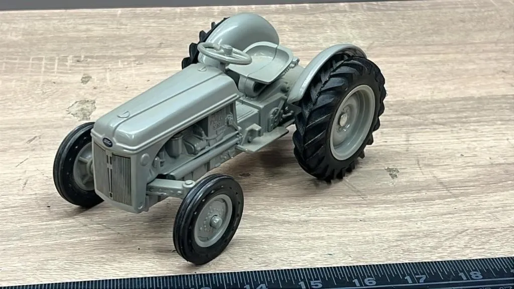 1:16 ERTL Ford Model 9N Tractor