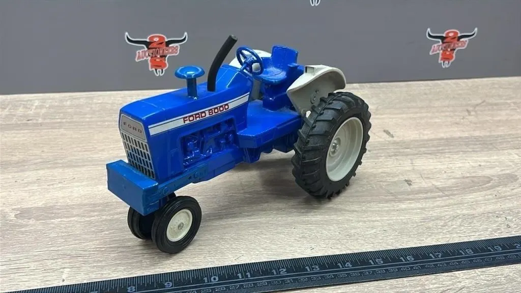 1:16 Scale Models Ford Model 8000 NF Tractor.