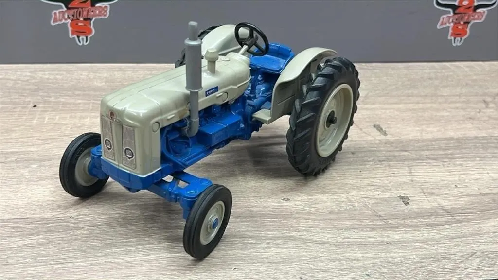 1:16 ERTL Ford 5000.