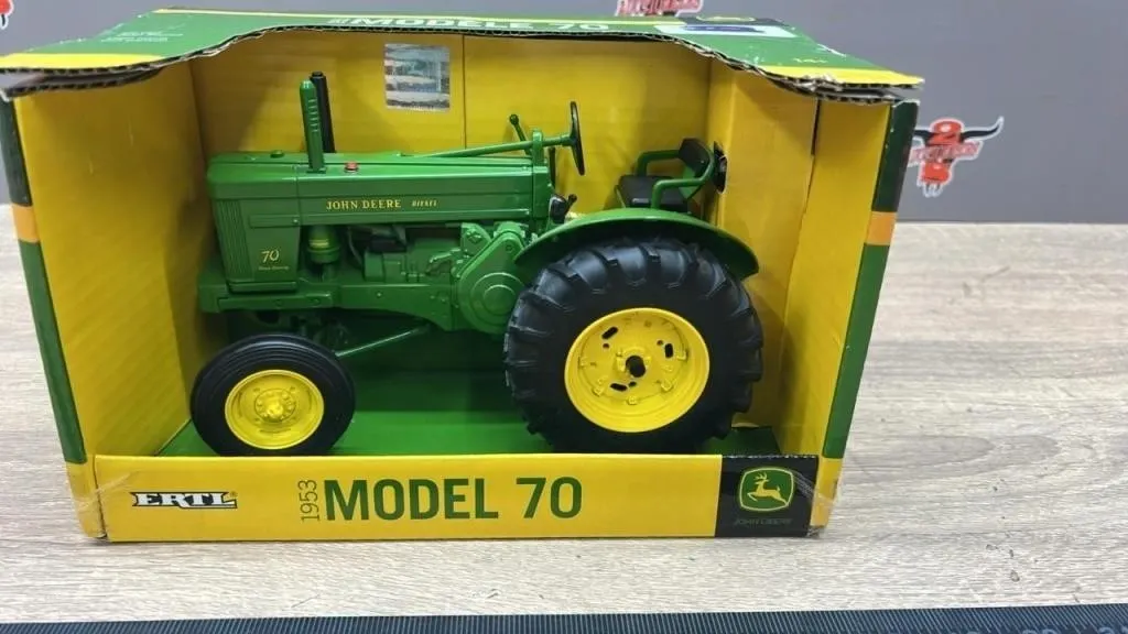 1:16 ERTL 1953 John Deere Model 70 Tractor.