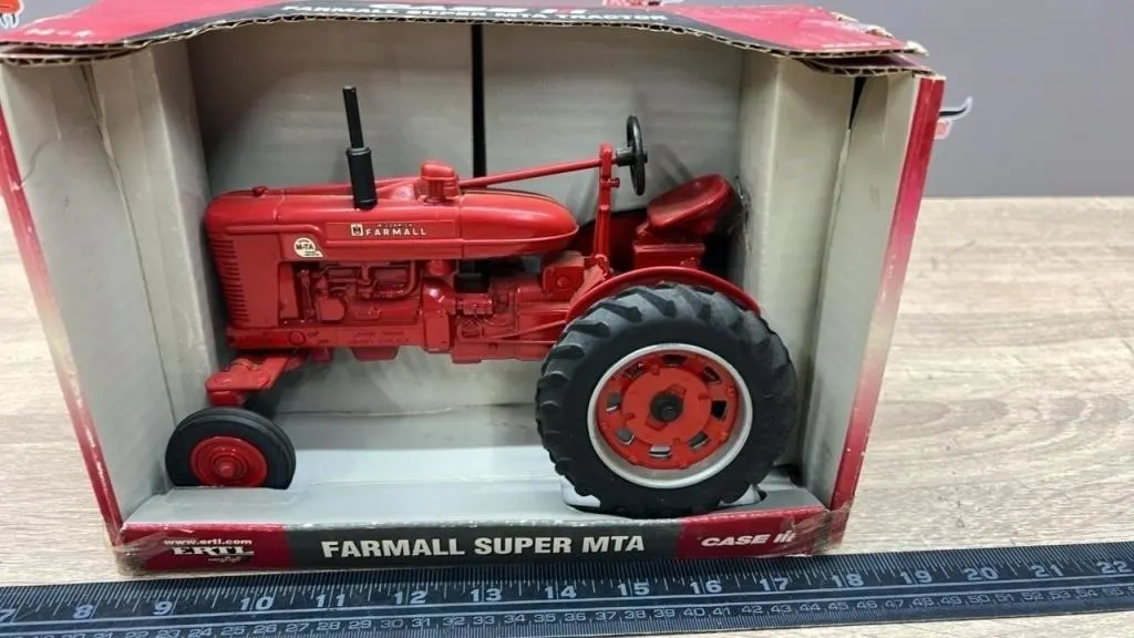 1:16 ERTL Britains McCormick Farmall Model M �