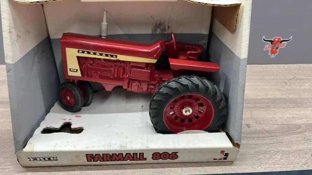 1:16 ERTL International Harvester Model 806