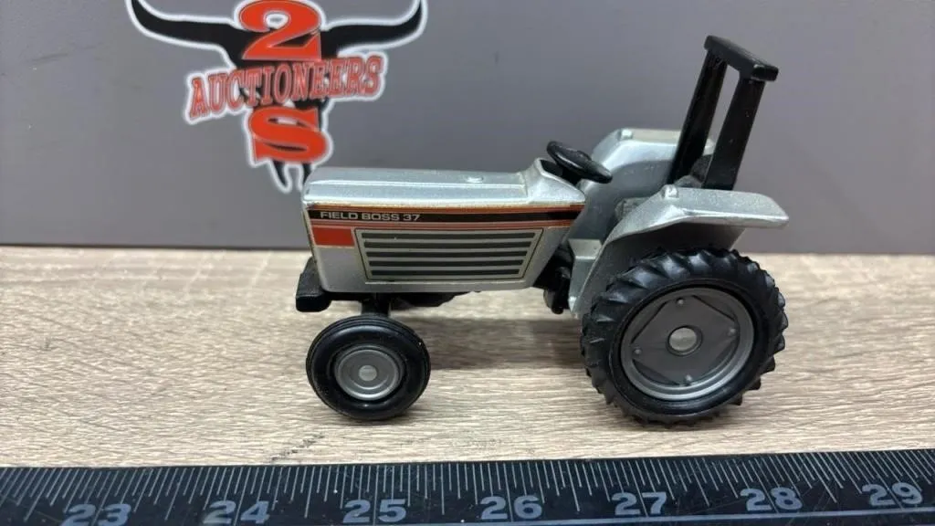 1:43 White Field Boss 37 Metal/Plastic Tractor.