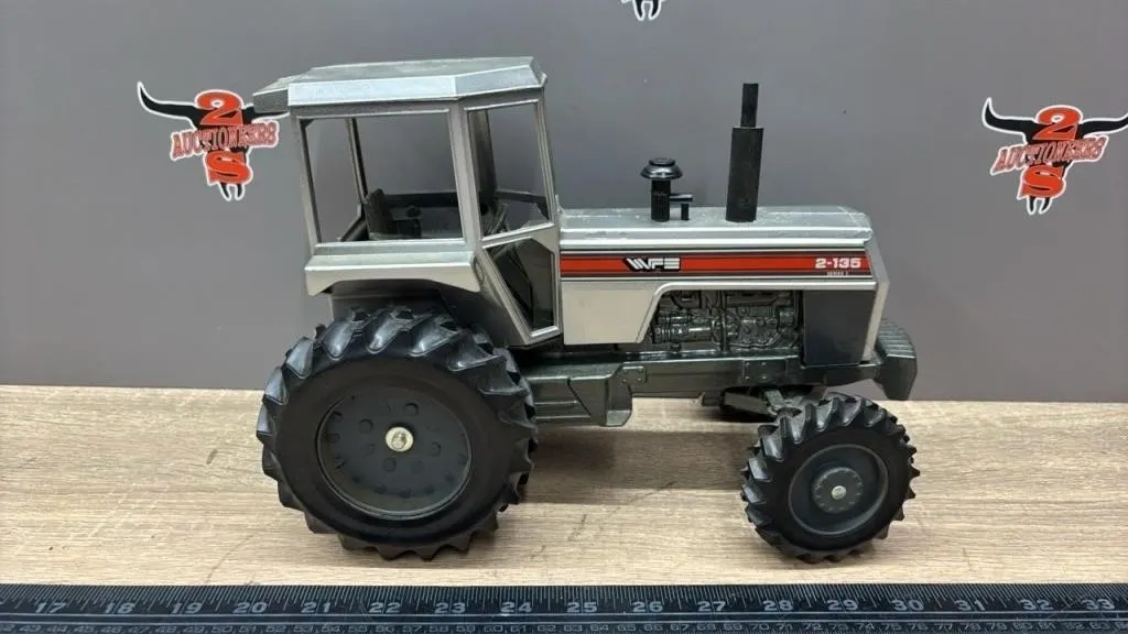 1:16 White Field Boss 2-135 Metal/Plastic
