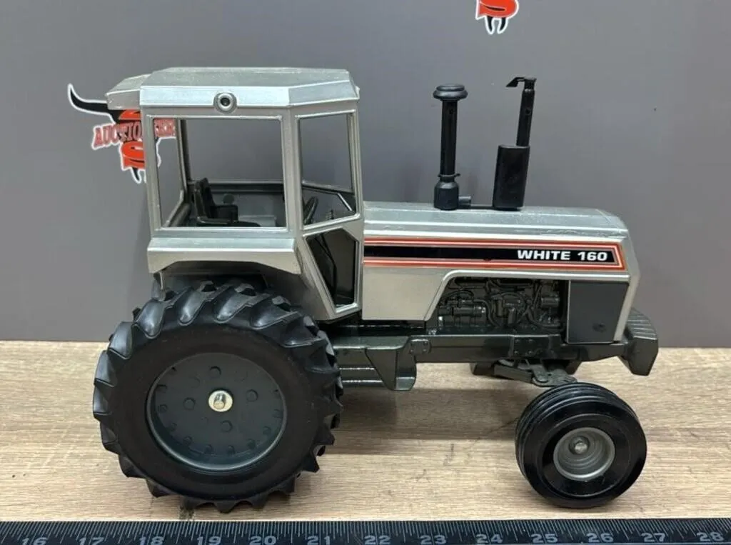1:16 White Field Boss 160 w/Duals Metal/Plastic