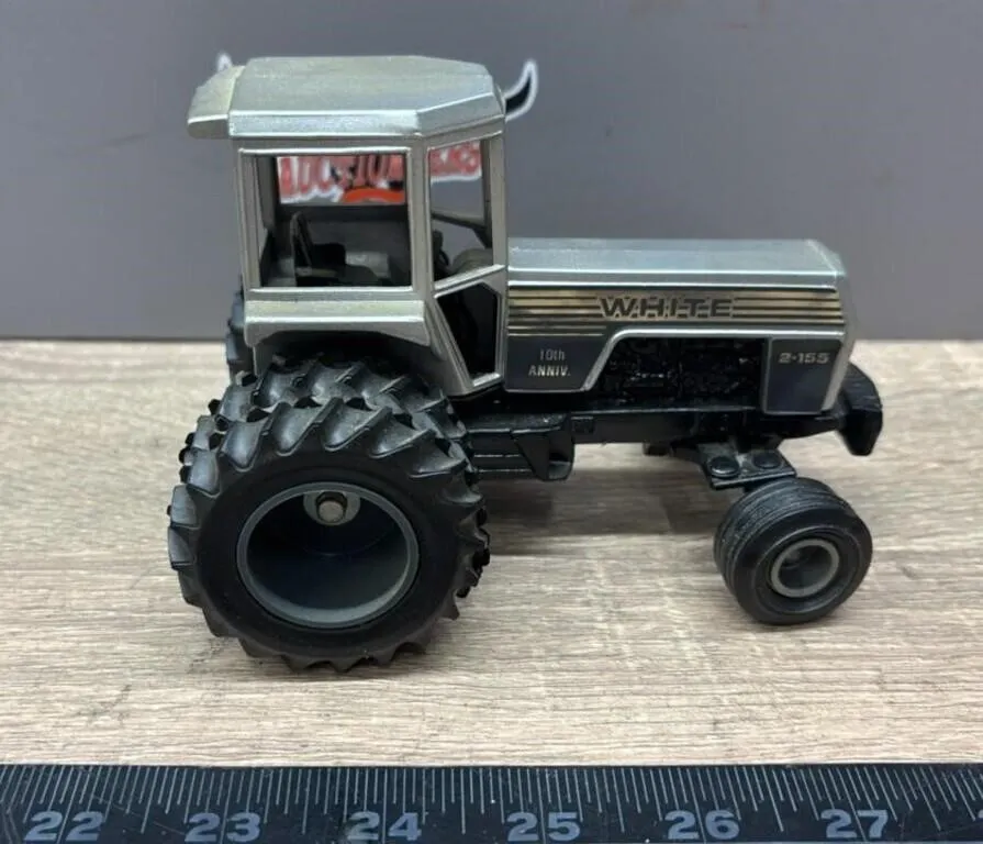1:43 White Field Boss 2-155 Metal/Plastic