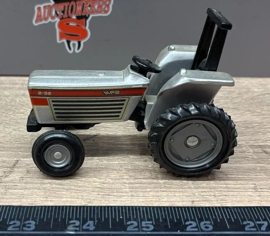 1:43 White Field Boss 2-32 Metal/Plastic Tractor.