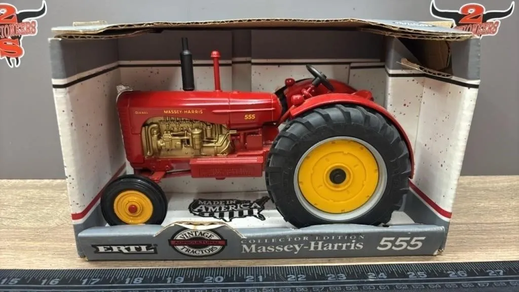 1:16 ERTL Massey-Ferguson Collector Edition 555
