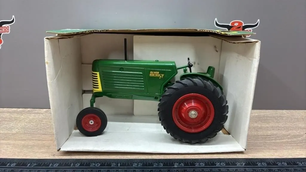 1:16 Oliver Collector Edition Row Crop 77 Die