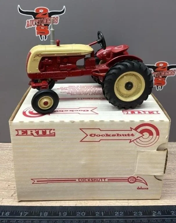 1:16 ERTL Cockshutt 20 Die Cast Tractor.
