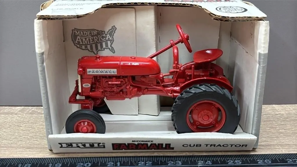 1:16 ERTL McCormick Farmall Die Cast Cub Tractor.