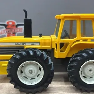 1:32 Britains Country 1884 Plastic Tractor.